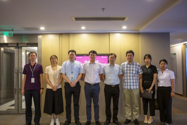 赛恩倍吉CEO谢志为(左三)中车科技发展部部长杨则云(左四) 赛恩倍吉CEO谢志为(左三)中车科技发展部部长杨则云(左四)